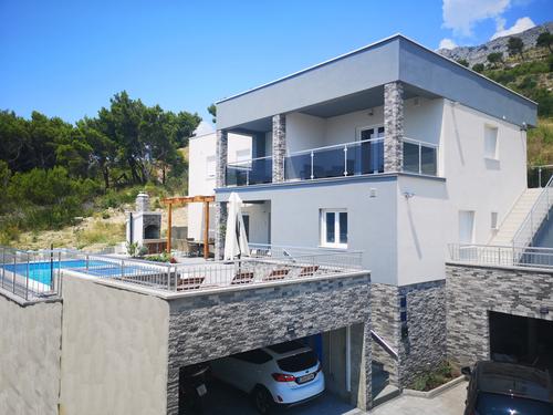 Private Parking & Garage